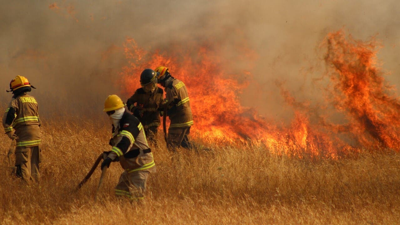 Chile mantiene alertas rojas en 9 comunas por incendios forestales