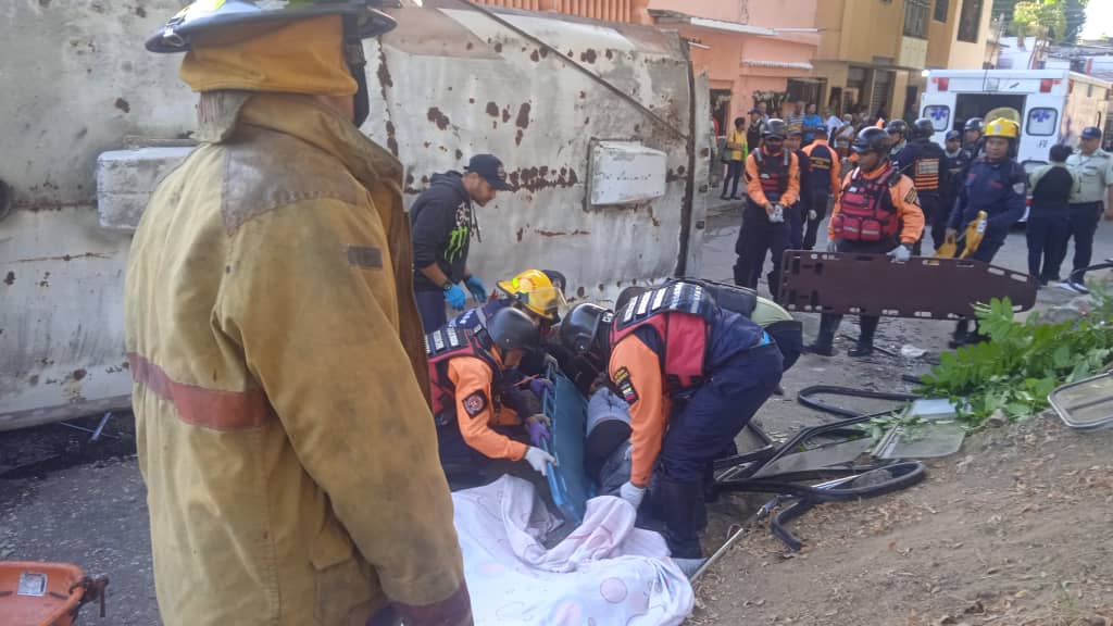 cinco muertos y 31 heridos al volcar autobus de transporte publico en valencia laverdaddemonagas.com valencia201