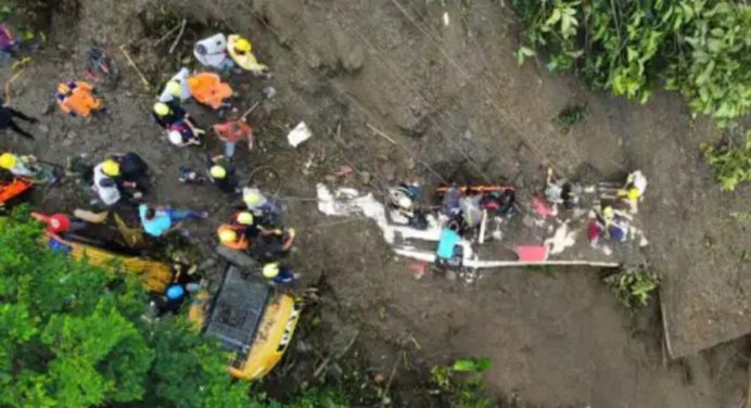 Colombia: Derrumbe sepultó un bus con más de 20 pasajeros en Risaralda