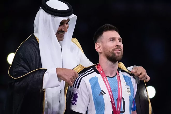 Conoce más del “bisht”: la capa negra obsequiada a Messi tras ganar el Mundial de Qatar 2022