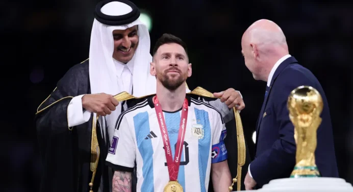 Conoce más del “bisht”: la capa negra obsequiada a Messi tras ganar el Mundial de Qatar 2022