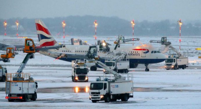 Decenas de vuelos cancelados por nevadas en Reino Unido