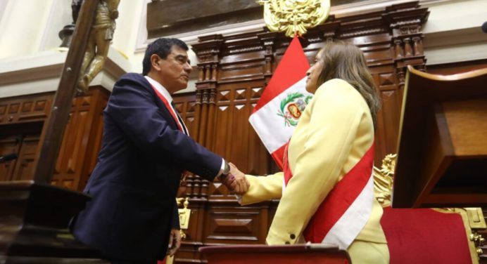Dina Boluarte juramentada como nueva presidenta de Perú