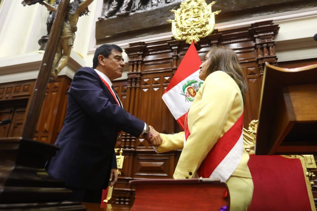 Dina Boluarte juramentada como nueva presidenta de Perú