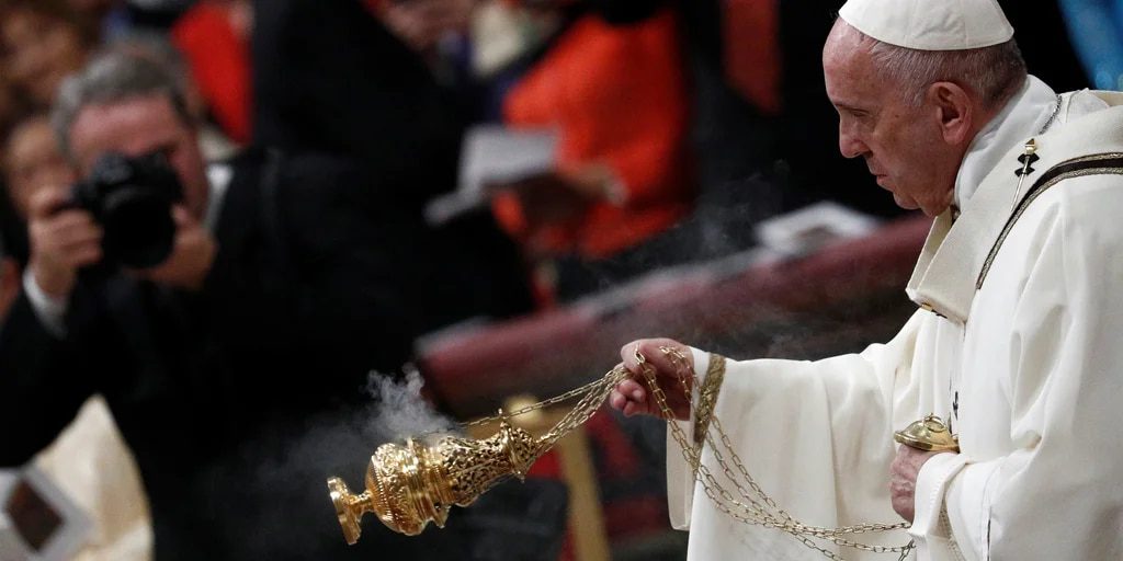 El Papa Francisco denuncia en la misa del gallo una humanidad insaciable de poder y dinero
