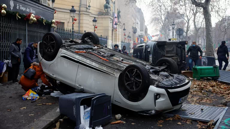 París se enfrenta a disturbios tras tiroteo por racismo