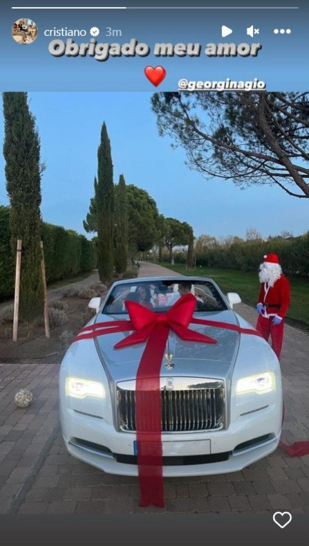 El futbolista Cristiano Ronaldo está feliz con su nuevo automóvil 