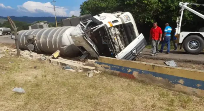 Fallecen tres personas en choque de gandola y cisterna de agua en Anzoátegui