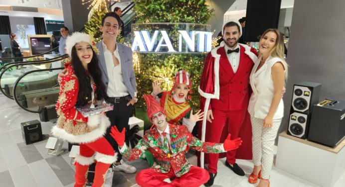 Galería Avanti abraza diciembre con el encendido de su árbol de Navidad