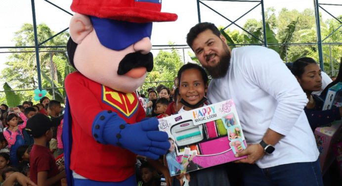 Gobernador Ernesto Luna entrega 1.500 juguetes a los niños de Alto Guri
