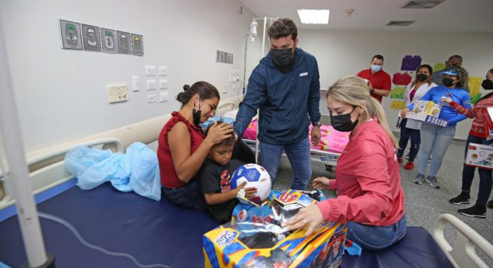 Gobernador y Primera dama sorprendieron a niños del Humnt