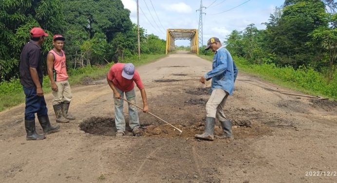 Inician trabajos de bacheo en la vía de penetración principal al municipio Uracoa