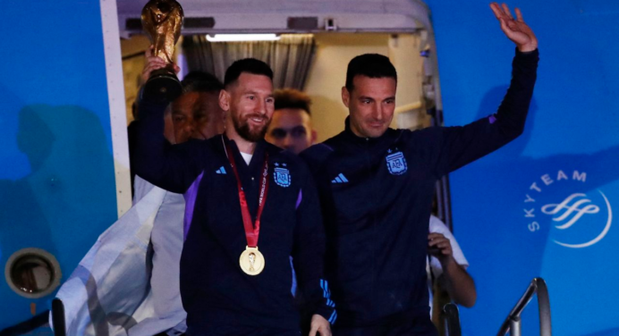 La Selección Argentina ya está en su país con la Copa del Mundo (+Video)