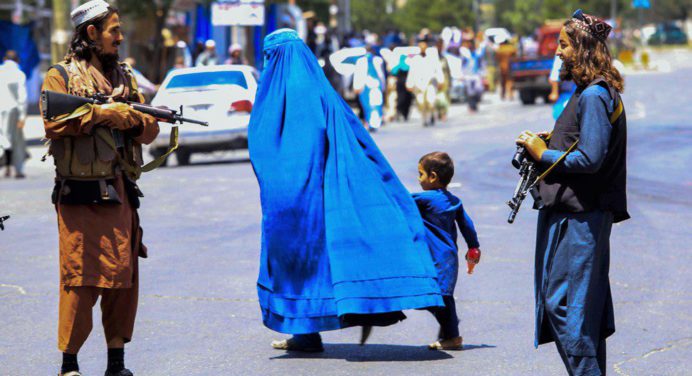Los talibanes prohíben a las mujeres trabajar en ONG