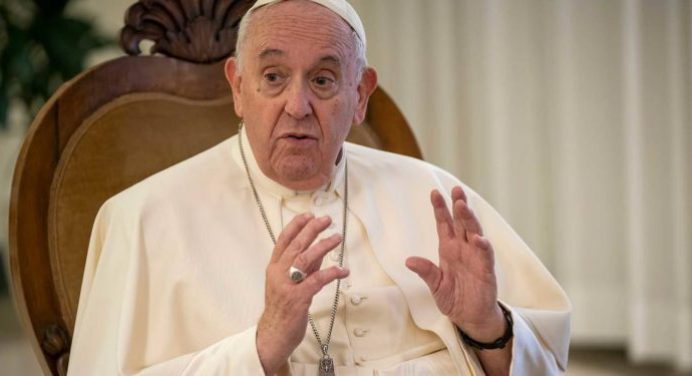 Papa Francisco firmó su renuncia preventiva en caso de impedimento médico