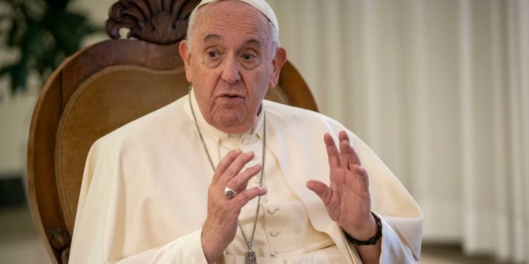 Papa Francisco firmó su renuncia preventiva en caso de impedimento médico