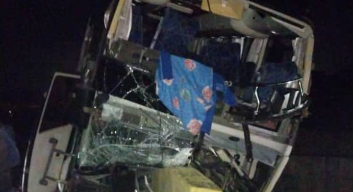 Pierden la vida dos personas y 6 están heridas al chocar autobús que salió desde Caracas