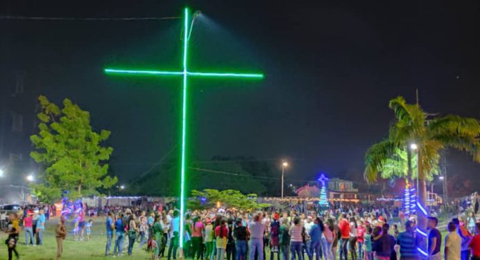 Plazas y parques de Aguasay se visten de navidad con encendido de luces