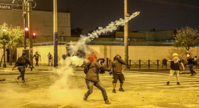 Policía de Perú pide a manifestantes evitar la violencia