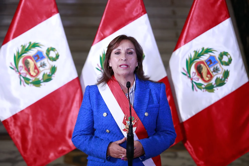 Presidenta de Perú declara emergencia por protestas y propone elecciones para abril de 2024
