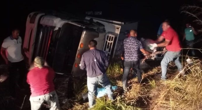 Se volcó camión que transportaba perniles destinados a trabajadores de Pdvsa Anzoátegui