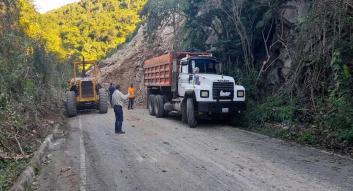 Sigue cerrada la carretera entre Ocumare y Cata tras el derrumbe causado por el sismo