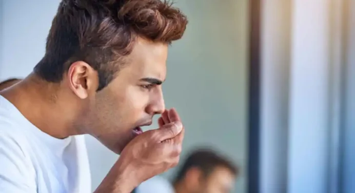 ¿Sufres de halitosis? Conoce los 3 alimentos para combatir el mal aliento