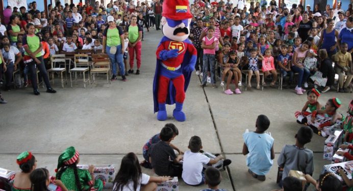 Súper Bigote entregó más de dos mil juguetes a niños de la Comuna El Rosillo