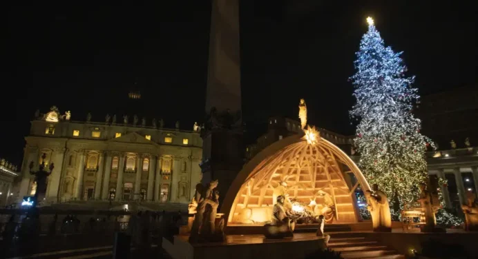 Vaticano inaugura nacimiento y enciende árbol de Navidad de 30 metros