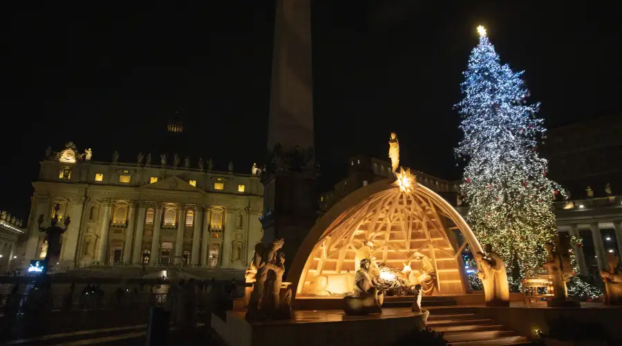Vaticano inaugura nacimiento y enciende árbol de Navidad de 30 metros
