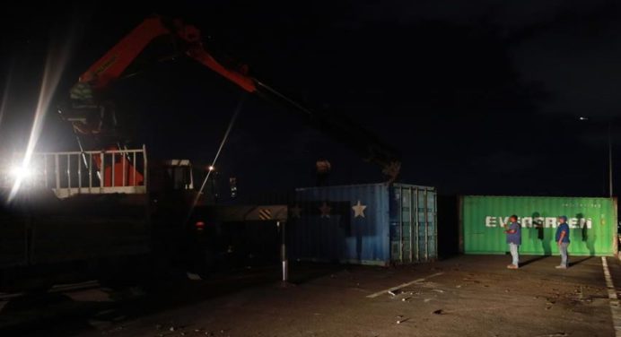 Venezuela comienza a retirar contenedores en el puente de Tienditas