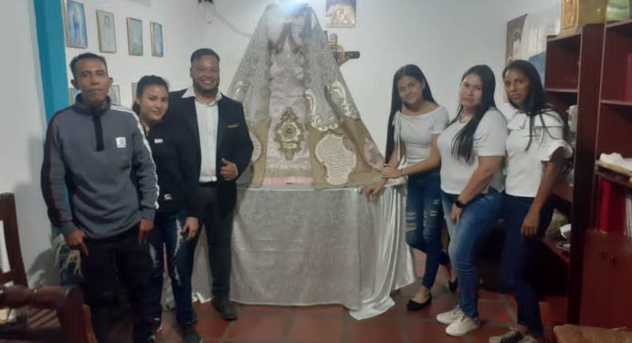 Víctor Noriega confeccionó el nuevo vestido de la Virgen Santa Rosalía de Palermo en Zuata