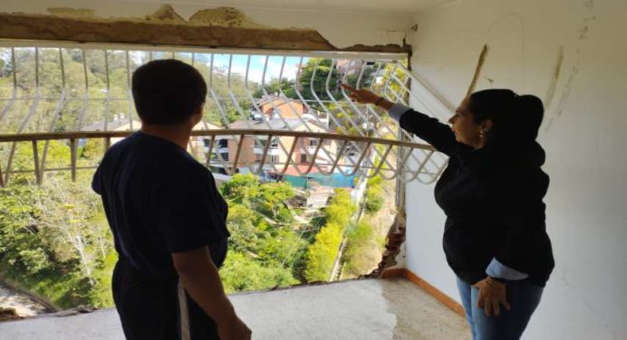 20 apartamentos afectados dejó rotura de tubería en San Antonio de Los Altos