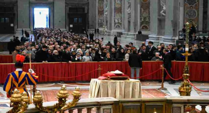 65 mil fieles visitaron la capilla ardiente de Benedicto XVI durante el primer día