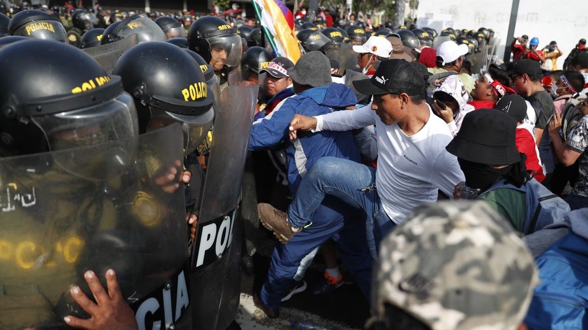 Al menos 76 peruanos heridos en las protestas están hospitalizados