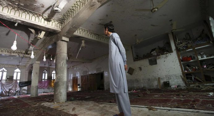 Pakistán: Al menos 95 muertos en atentado suicida contra mezquita