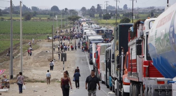 Ascienden a 100 los puntos con tránsito interrumpido en Perú por las protestas