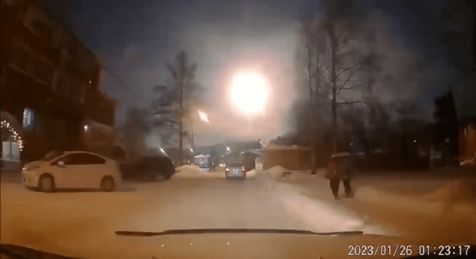 ¡Asombroso! Meteorito sobrevuela ciudad rusa y se estrella en las afueras