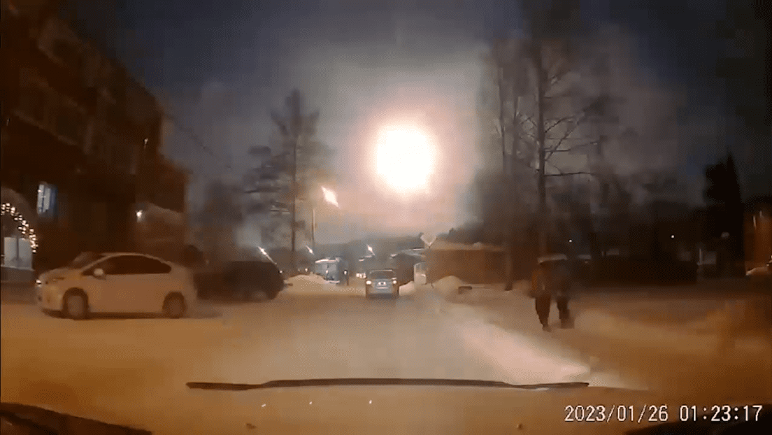 ¡Asombroso! Meteorito sobrevuela ciudad rusa y se estrella en las afueras