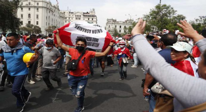 Bloqueo de caminos por protestas afectan a 18 de las 25 regiones de Perú