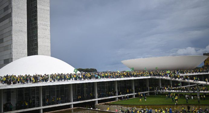 Bolsonaristas radicales también invadieron el Palacio presidencial en Brasil