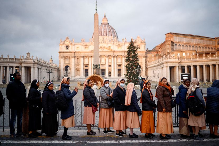 Largas colas de fieles esperan para despedirse del Papa emérito en la capilla ardiente. | Foto: Vatican News