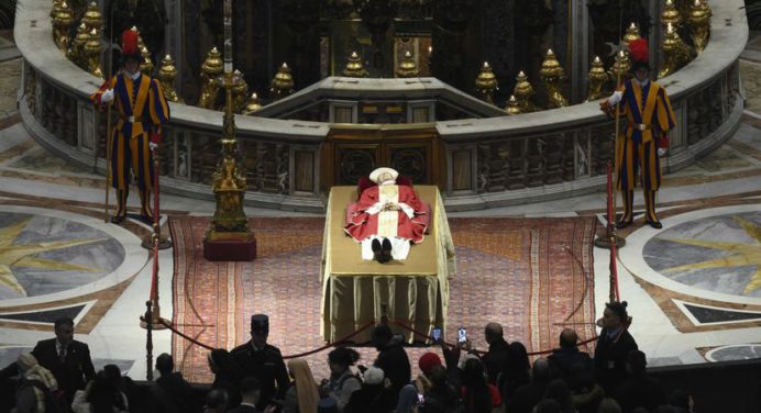 Casi 160.000 fieles han pasado por la capilla ardiente del papa emérito Benedicto XVI