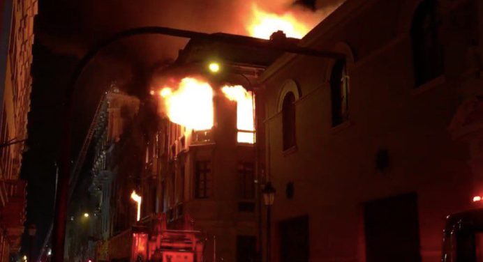 Casona en el centro de Lima fue consumida por un incendio