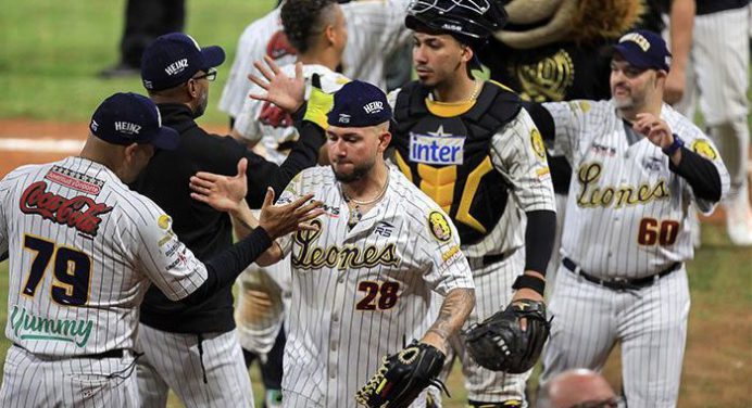 Con jonrón de Harold Castro, los Leones del Caracas dejan en el terreno a Magallanes
