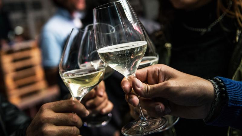 consejos para eliminar la resaca despues de ano nuevo laverdaddemonagas.com vino brindis celebracion