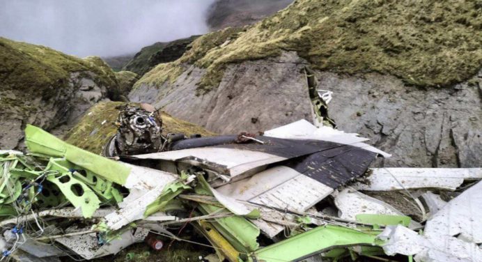 Decenas de personas mueren en un accidente de avión en Nepal