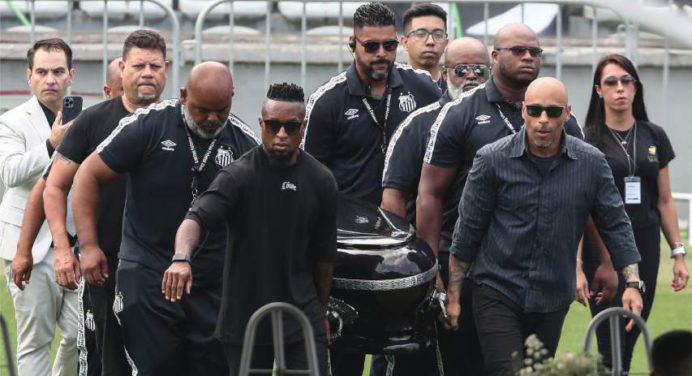 Despiden con honores al Rey Pelé en el estadio Vila Belmiro de Santos en Brasil