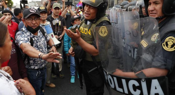 Detienen a dirigentes de protestas en Perú