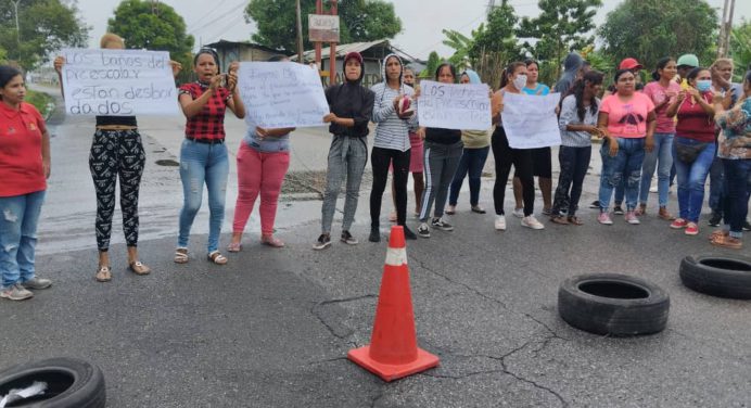 Docentes de Los Godos cierran vía en solicitud de mejoras laborales